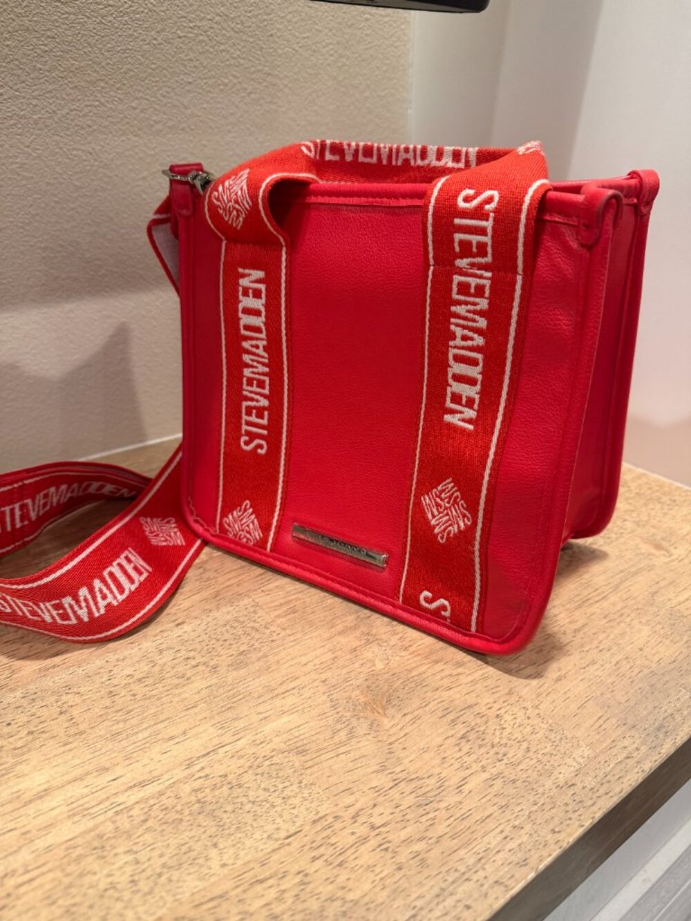Steve Madden Red Crossbody Bag Webbed Guitar Logo Strap Like New - Picture 4 of 11